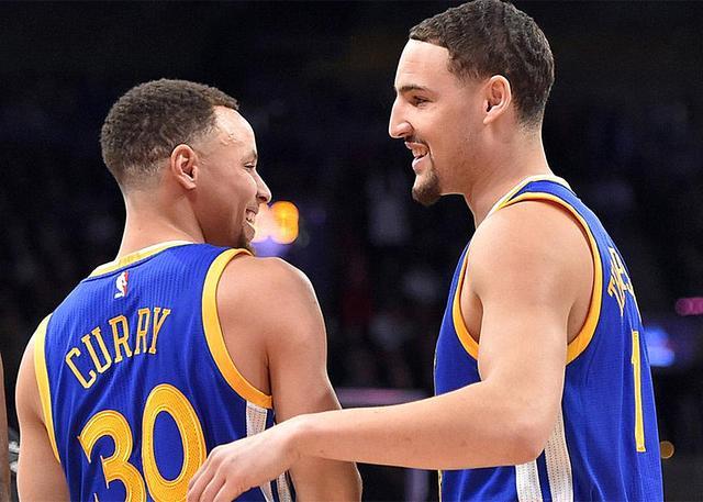 两队在场上 两队在场上