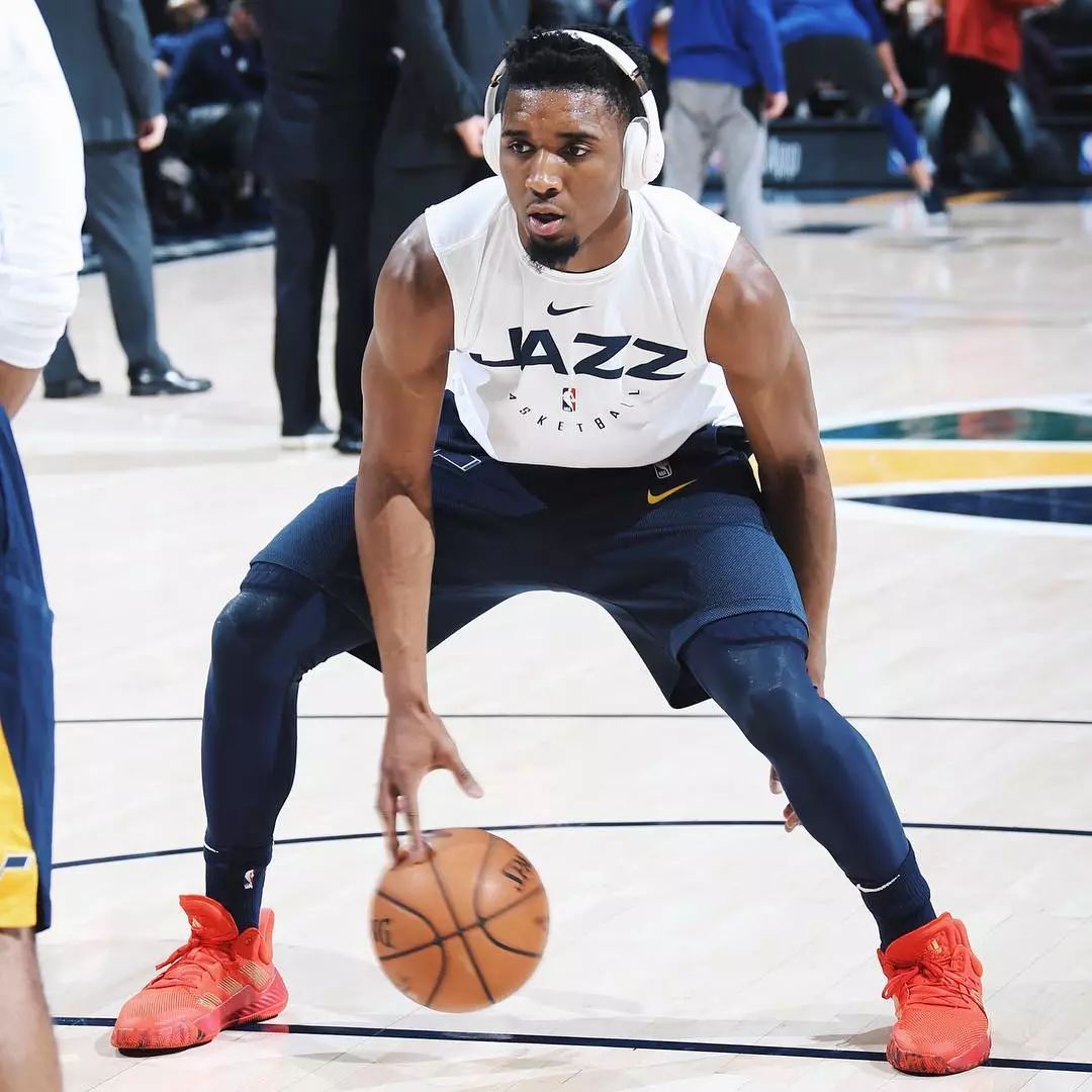 库里31+7+7勇士战胜雄鹿，巴特勒21+5字母哥34+10+5